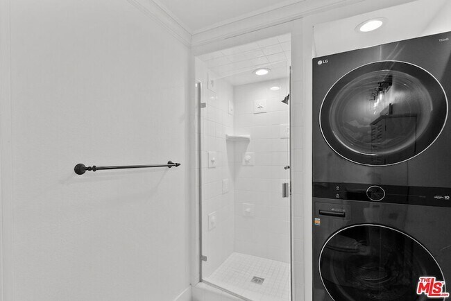 Building Photo - 23924 De Ville Way