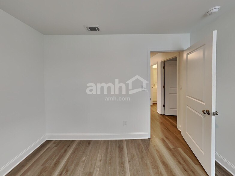 Building Photo - 56 Pointe Dr