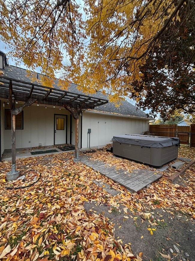 Building Photo - Spacious 4BR, 2.5BA home on 1.3 acres in O...