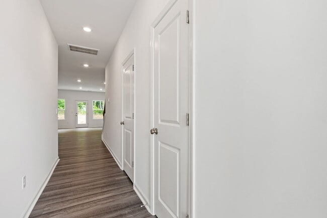 Building Photo - Updated 3BR Townhome with Pool and Spaciou...