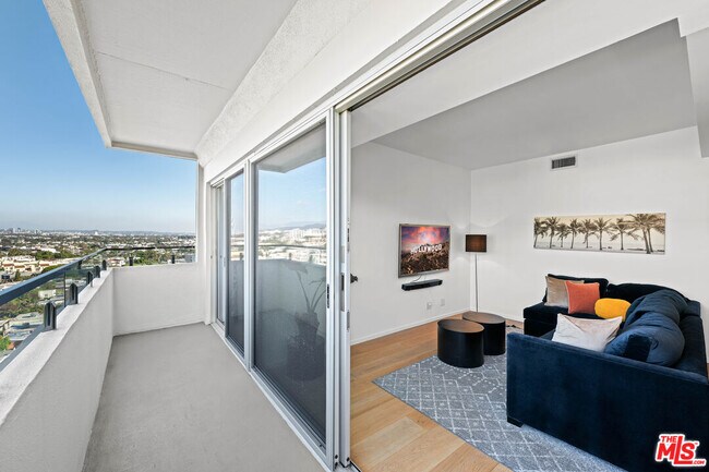 Building Photo - 838 N Doheny Dr