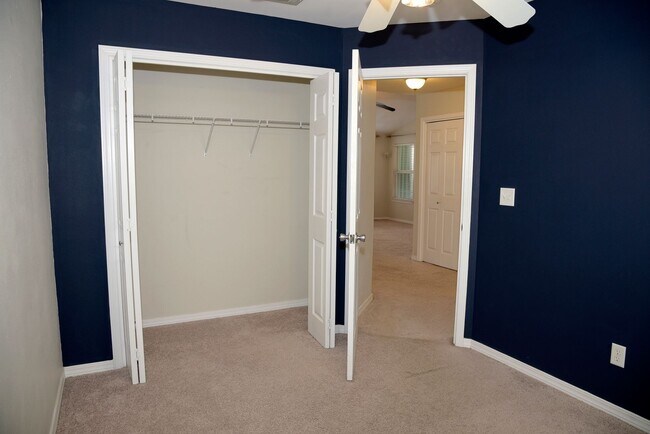 Building Photo - Central Niceville Home with Lawncare Included!