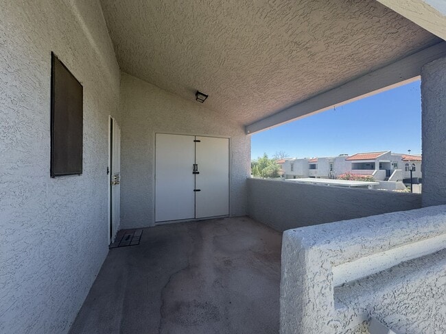 Building Photo - 850 S River Dr