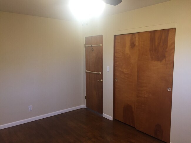 Building Photo - 3882 N Hartford Dr