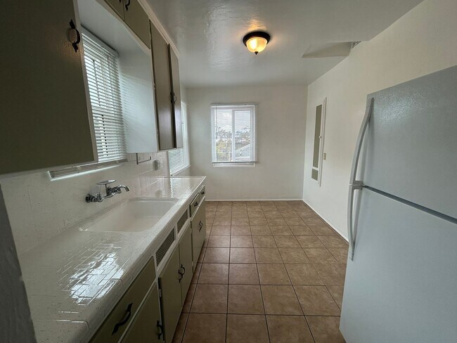 Building Photo - Vintage Charm in Cortez Hills!