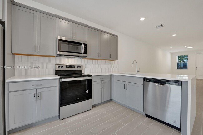 Building Photo - 133 SW 171st Ave