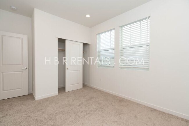 Building Photo - Charming 4-Bed, 3-Bath Home in Lathrop’s T...