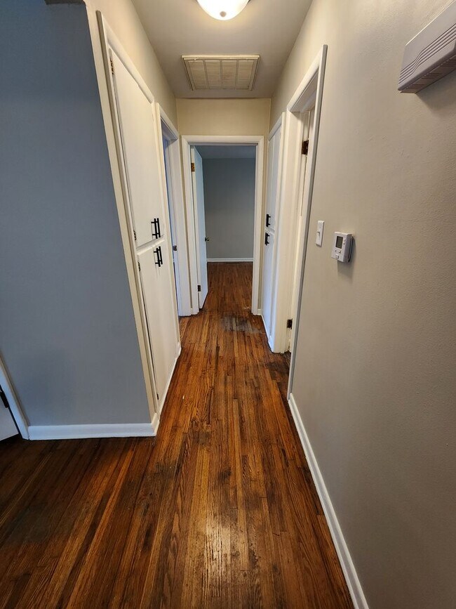 Building Photo - Spacious 3-Bedroom, 1-Bathroom Home AVAILABLE NOW!!