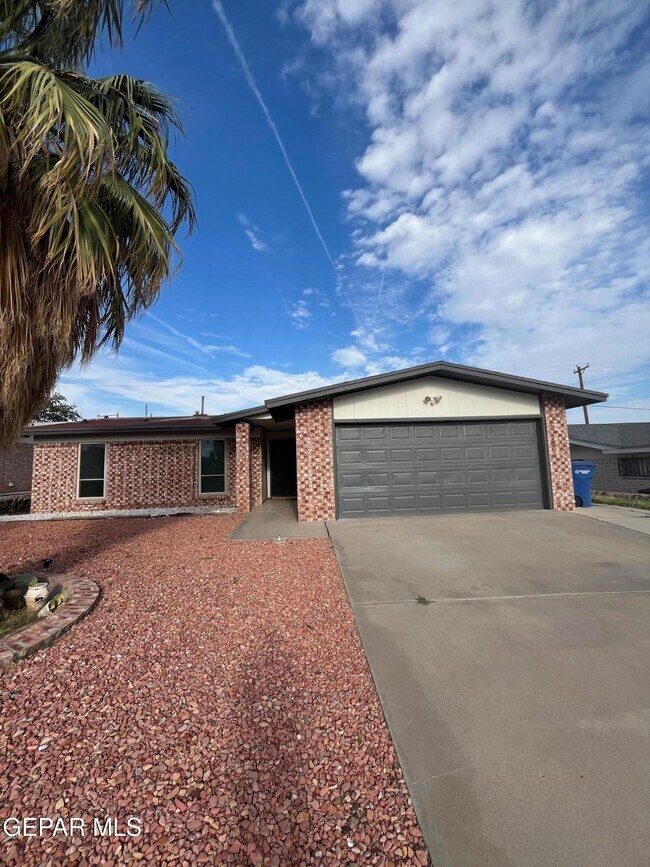 Building Photo - 932 Oneida Dr