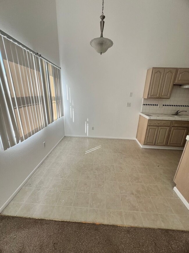 Building Photo - Midtown Ventura - Spacious one bedroom, one bath single level apartment