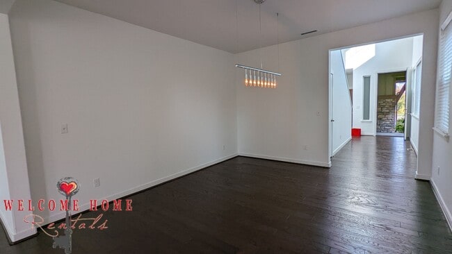 Building Photo - Beautiful open floorplan with FOUR large bedrooms and a cute office!!  AIR CONDITIONING!!!  NEW C...