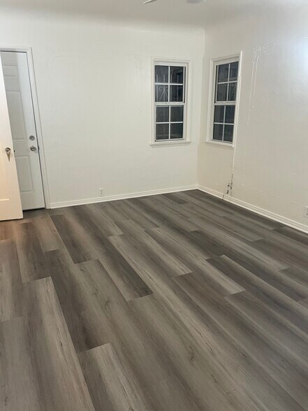 Main bedroom - 1208 W 81st Pl