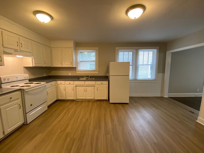 Building Photo - Cleveland Park large 2 bed / 1 bath remode...