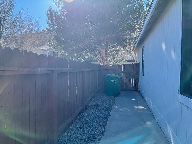Building Photo - 4948 Bayridge Ln