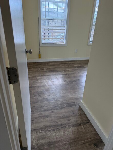 Building Photo - 602 W 87th St