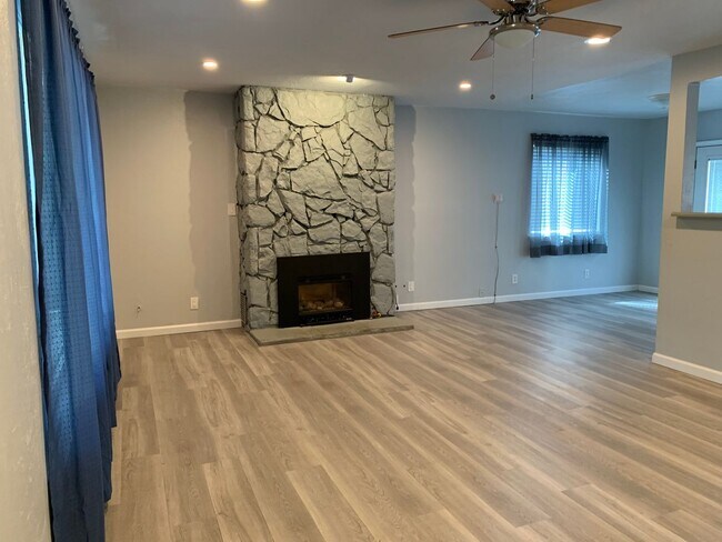 Building Photo - Beautifully upgraded interior, one dog considered.