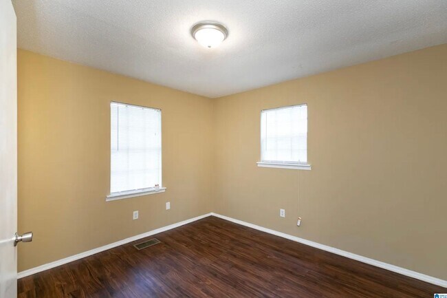 Building Photo - 4/2 Adamsville Home