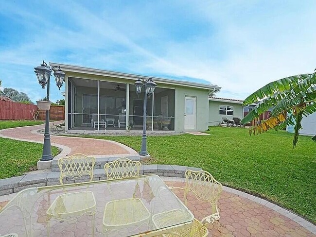 Building Photo - 1001 SE 5th Ave