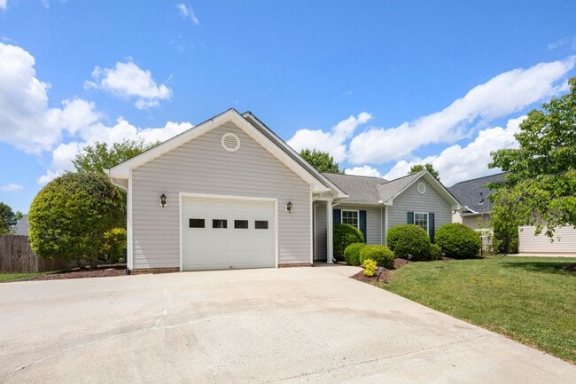 Building Photo - Home in Livingston Farms!