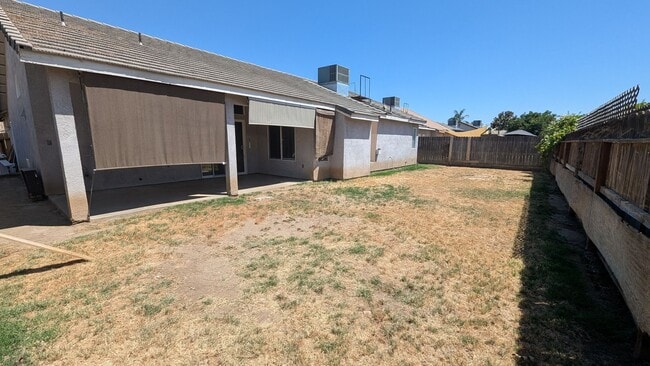 Building Photo - Large & Beautiful 4 Bedroom 2 Bath Custom ...