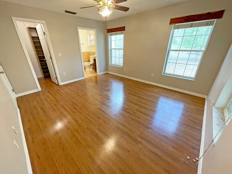 Building Photo - 417 SW Barney St