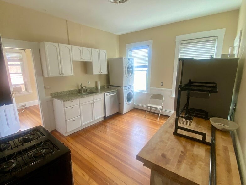 Primary Photo - 133 Otis St