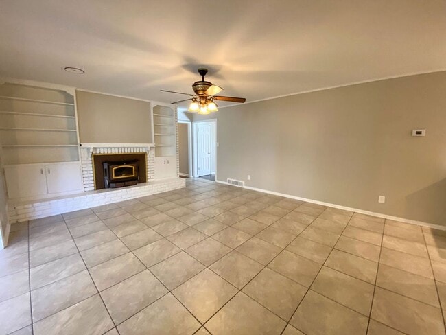 Building Photo - Large 3 bedroom 2 bath home in Whitehaven recently renovated