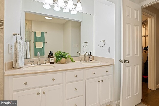 Building Photo - 2918 Glenvale Dr