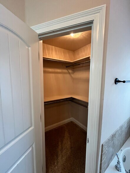 Dual Walk-In Closets - 811 Applewood Trl