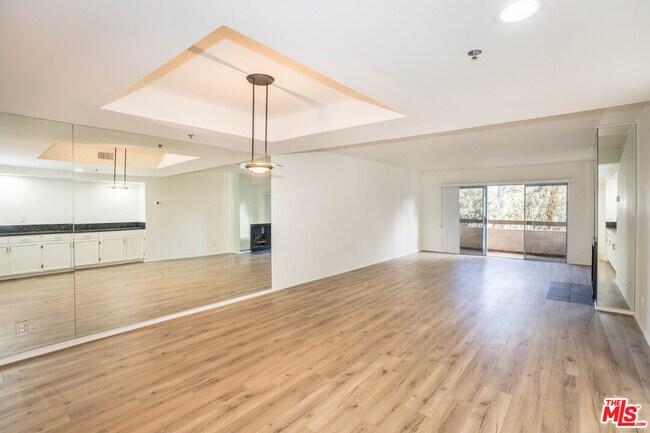 Building Photo - 410 S Barrington Ave