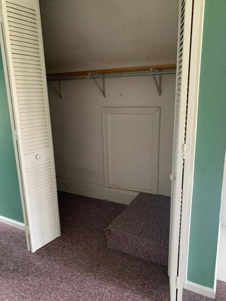 Bedroom 2 closet - 2535 Summit Street