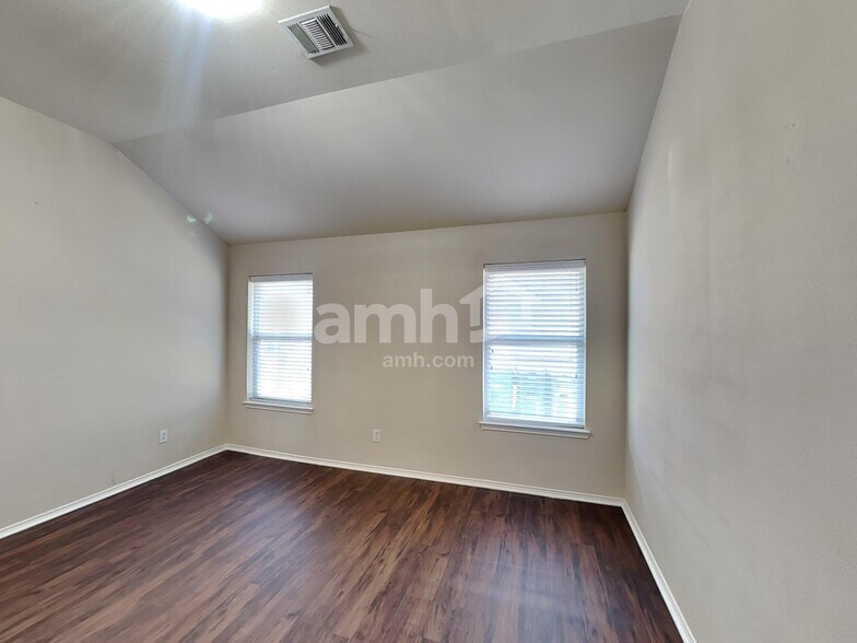Building Photo - 9053 Weller Ln