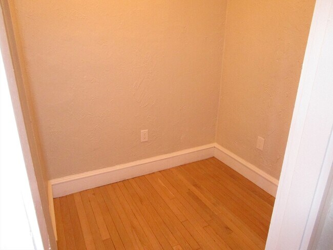 Building Photo - 122 Riverway
