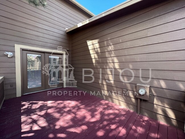 Building Photo - Spacious Rockrimmon Townhome