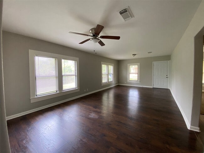 Building Photo - 205 N Elm St