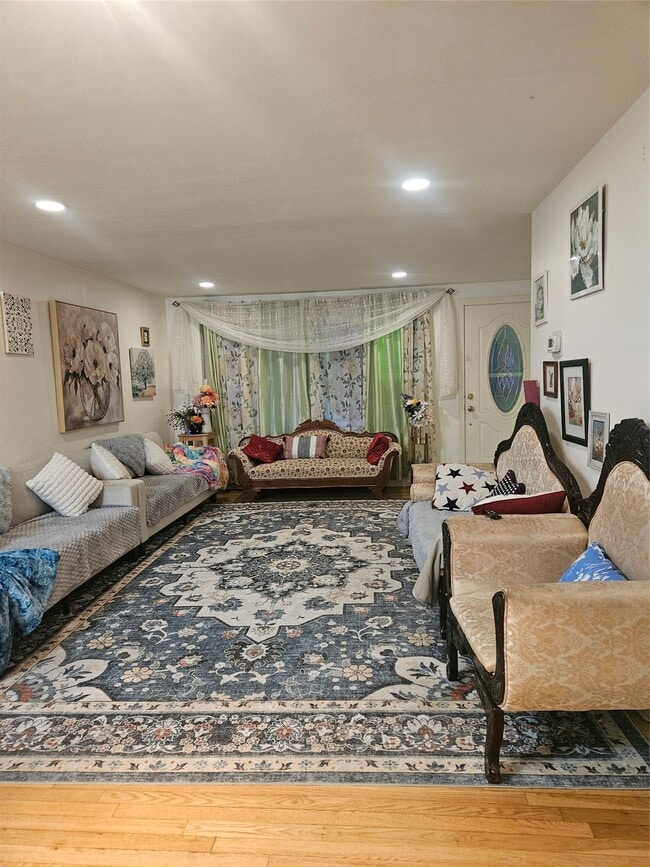 Building Photo - 12 Brookside Ave W