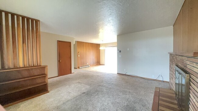 Building Photo - Charming 3BR/2.5BA Home with Fenced Yard in NE Madras