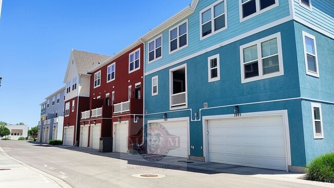 Building Photo - Great 3 Bd 2.5 Bath Townhome 2 Car Garage