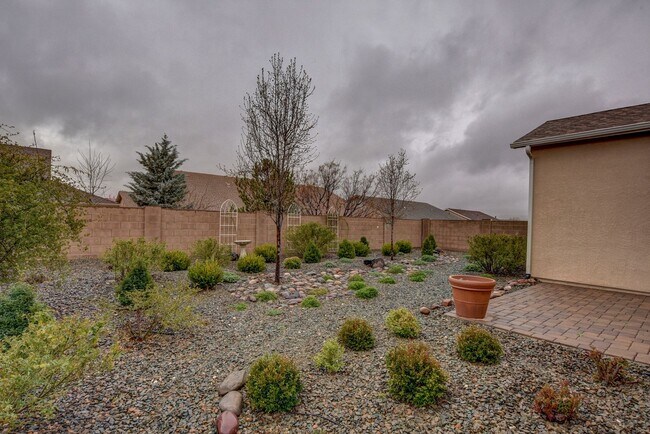 Building Photo - Beautiful 2 Bedroom with Den in Quailwood!