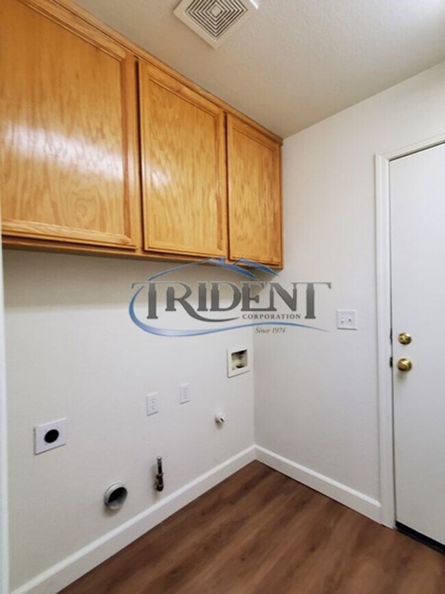 Building Photo - 4 bedroom 2 bath near schools and parks