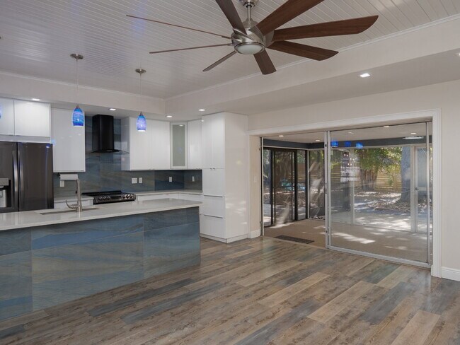 Building Photo - 3525 Riviera Dr