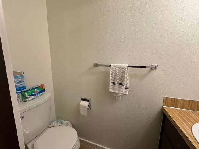 Building Photo - 2 Bedroom 1.5 Bath Townhouse near WWU and Fairhaven w/ Attached Garage