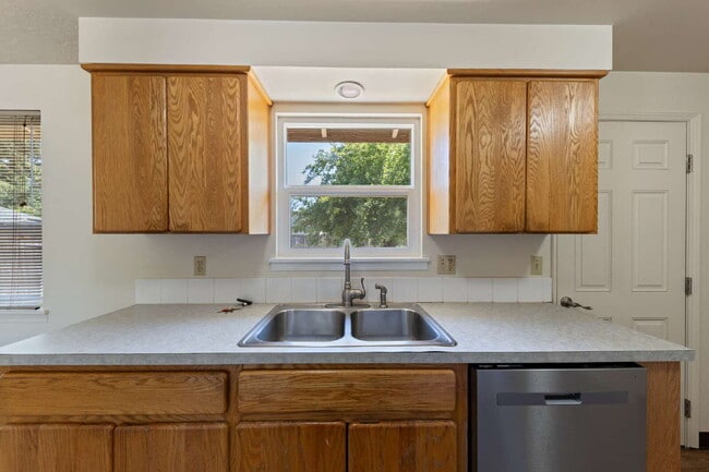Building Photo - 2 Bedroom Duplex **MOVE IN SPECIAL** $500 ...