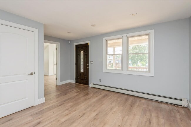 Building Photo - 2594 Riverside Ave