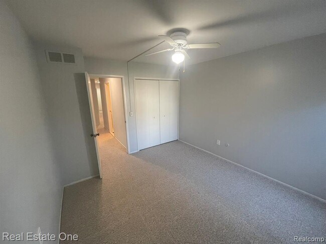 Building Photo - 30975 Pointe of Woods Dr