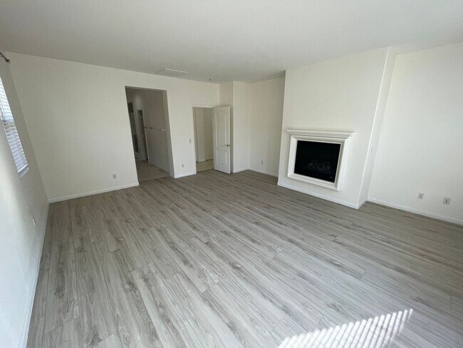 Building Photo - Spacious 4-Bedroom Home in Desirable Woodc...