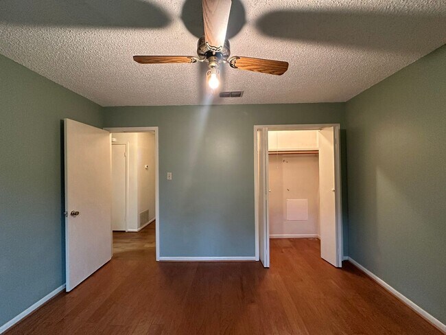 Building Photo - Coming Soon! 3 Bedroom 2 Bath in Whitehous...