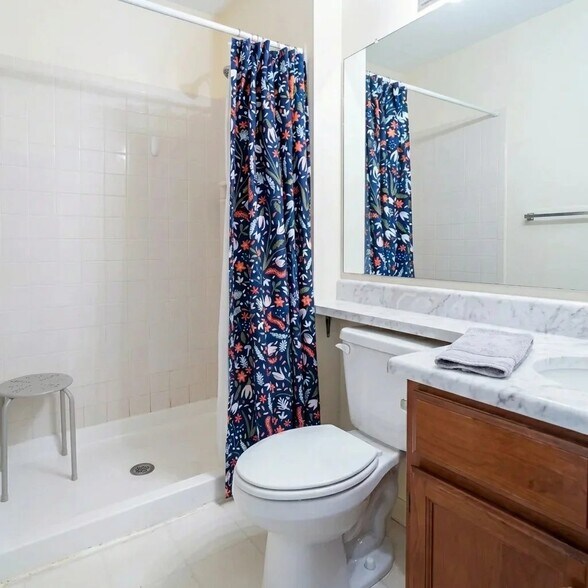 Building Photo - 6435 Chantilly Pl