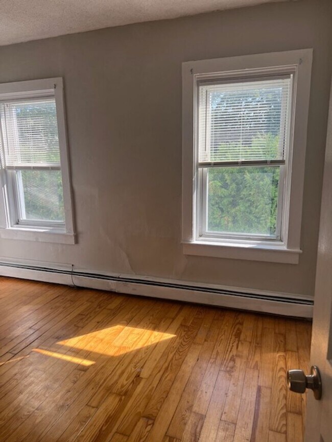 Building Photo - 31 Beecher St