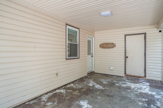 Building Photo - 527 Red Oak Rd